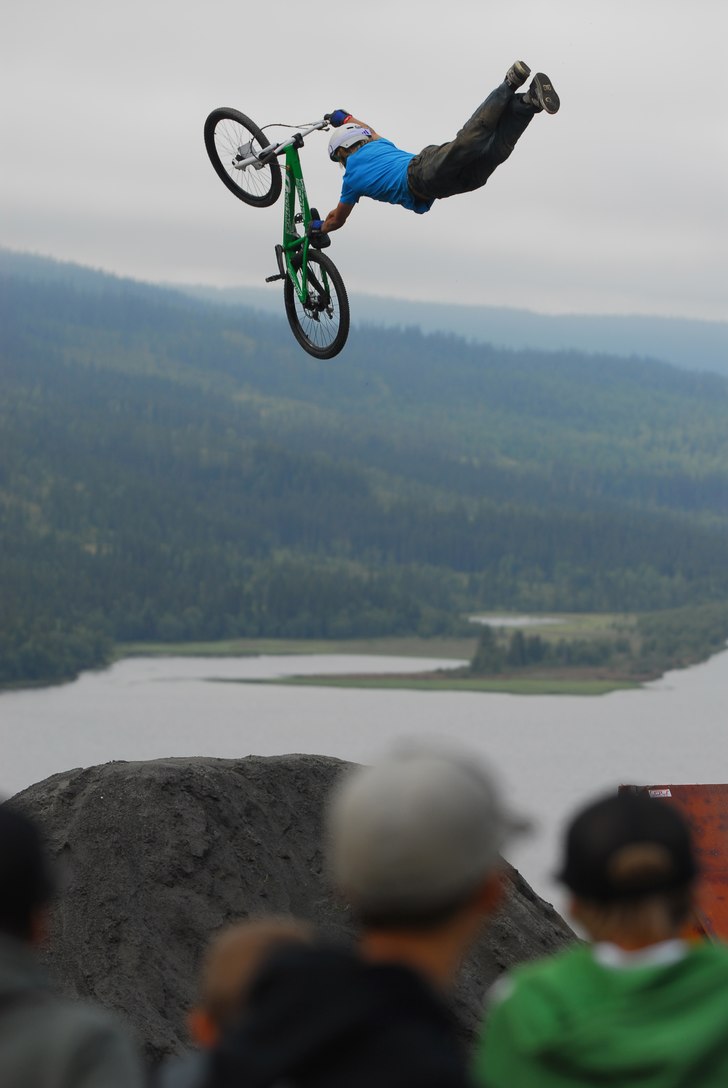 Linus sträcker ut över Åre under Nissan slopest. Foto: Janne Tjärnström. Åkare: Linus Sjöholm.