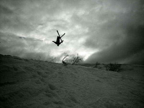 En grå dag vid högfjällshotellet... (Backflipp . Foto: Johan Frej. Åkare: Henrik Ahlström.