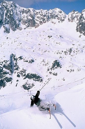 Hittade en liten topp med en cool kant ner mot en . Foto: Jesper Molin. Åkare: Anders Gikling.