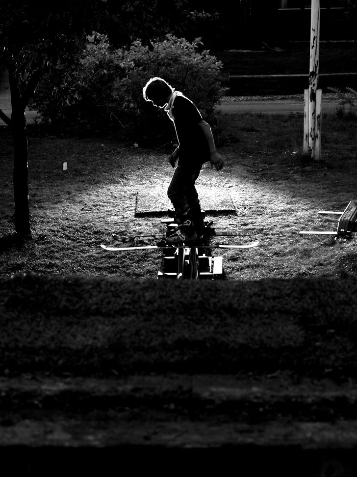 runan mejsa lite med sin blixt oc´h kamera. blev . Foto: Alexander Runhellen. Åkare: oscar wester.