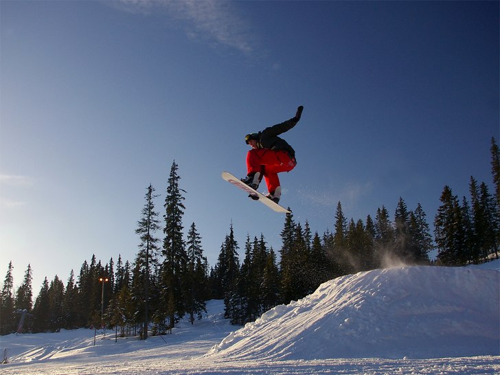 Taget i det härliga solljuset i ett bigjump i Try. Foto: Alexander Höckert. Åkare: Leo.