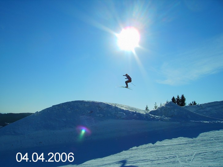 Hoppar över ett big jump. Foto: Sofie Jonsson. Åkare: Adam Johansson.