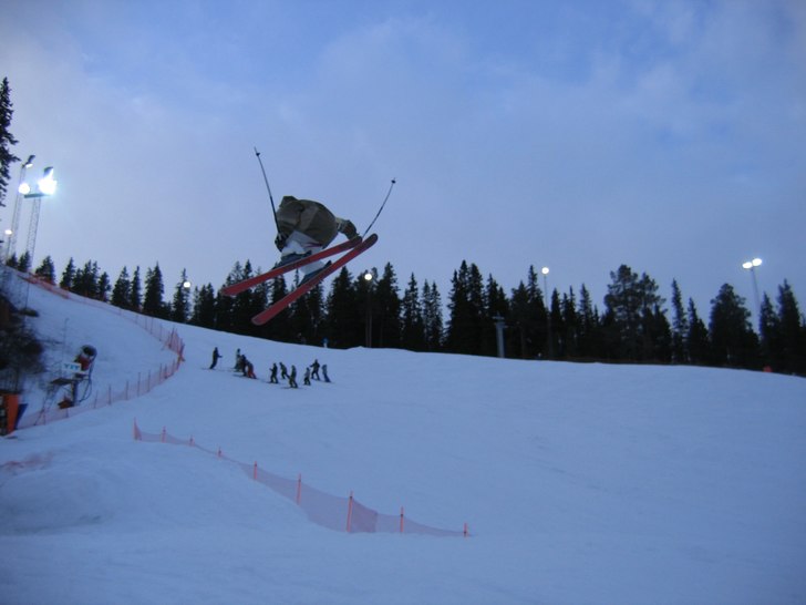 Tobbe gör en 360 som blir lite Jib : ). Foto: Ludvig Eriksson. Åkare: Tobias Rubensson.