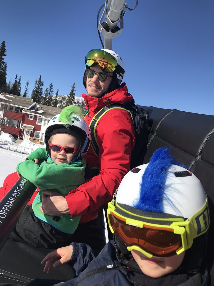 Siri i grönt påväg upp i stolsliften för förs.