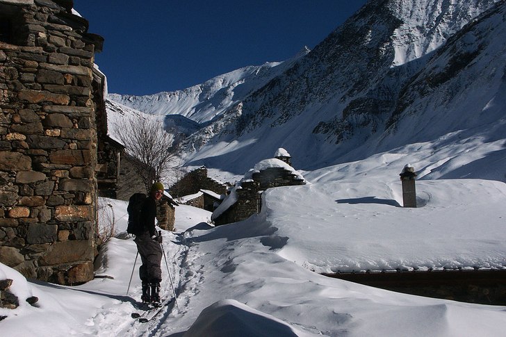 +20 i januarisolen. på tur upp i dalen. Foto: jonas tuvesson. Åkare: jakob wallin.