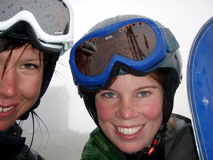 1/7 = skidåkning + surfing. Foto: Anna Lundqvist. Åkare: Anna Lundqvist och Julia Hamrin.