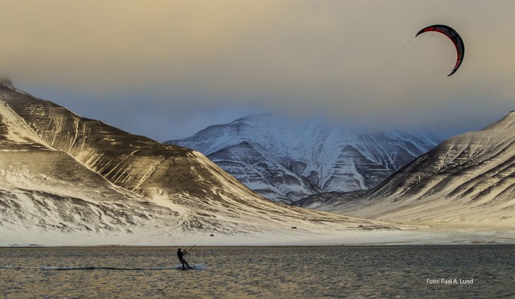 Siste kitesession før isen faller på plass.. Foto: Paal A. Lund. Åkare: Rim Budas.