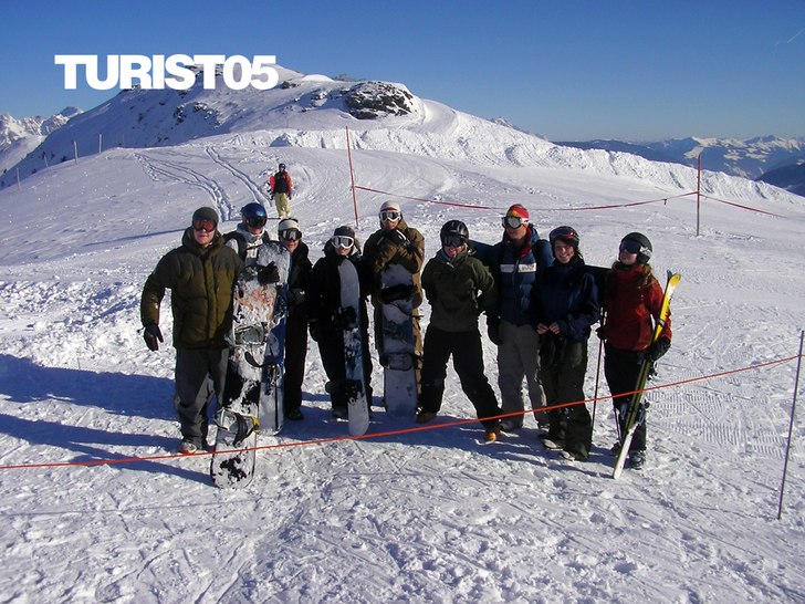 Gruppfoto innan en hike till riktigt bra offpistå. Foto: Micke U. Åkare: Saalbach crew.