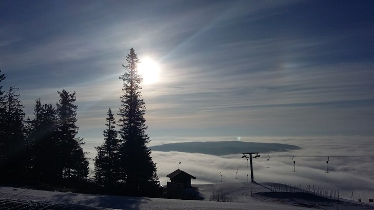 Sol og blå himmel på Norefjell
Strålende sol og.
