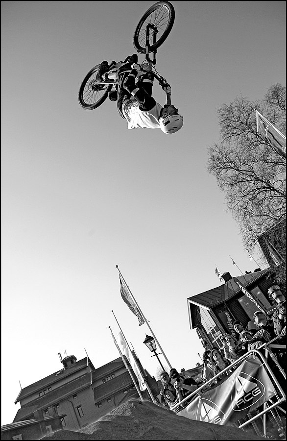 Upp & ner på Åre torg. Foto: Ola Rockberg. Åkare: Micke Bolmstam.