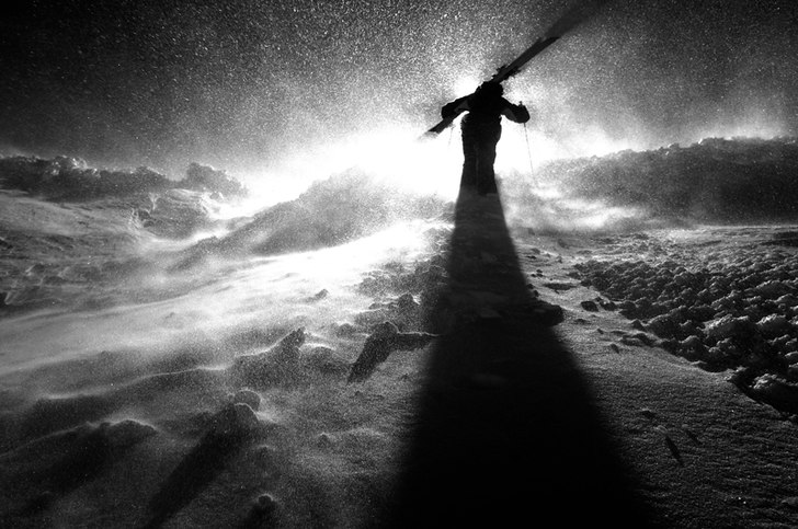 Robban Olsson hikar i blåsten i närheten av 
V�. Foto: Mattias Fredriksson. Åkare: Robert Olsson.