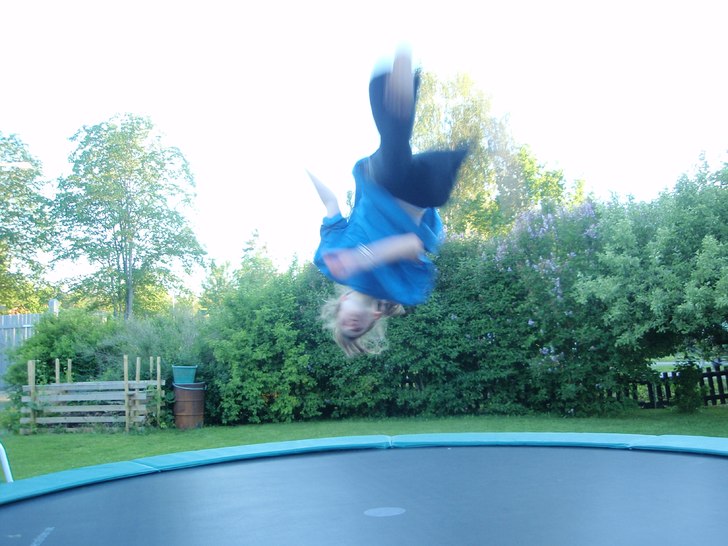 hoppar matta en sommar kväll:P. Foto: Kajsa Eriksson. Åkare: Felicia Ljunggren.