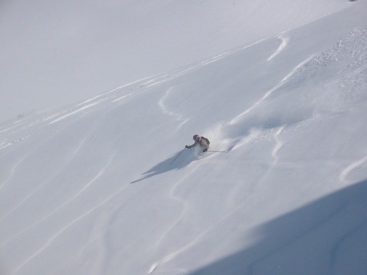 Midjedjupt puder och vi var helt ensamma...:). Foto: Nordis. Åkare: Eric Gervais.
