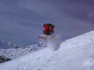 Ett litet hopp ner i en mycket fin ravin.. Foto: Björn Skyttmo. Åkare: Viktor Joandi.
