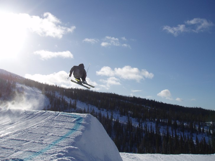 Sol och hyffsat shapade hopp i vemdalens sista 2 s. Foto: jonte bergström. Åkare: andré strand.