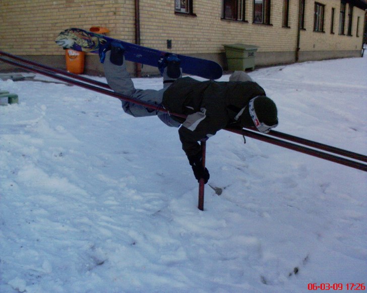 lite tå skär på boardsliden! ajaj. Foto: Linus Stenberg. Åkare: Tim Eklund.