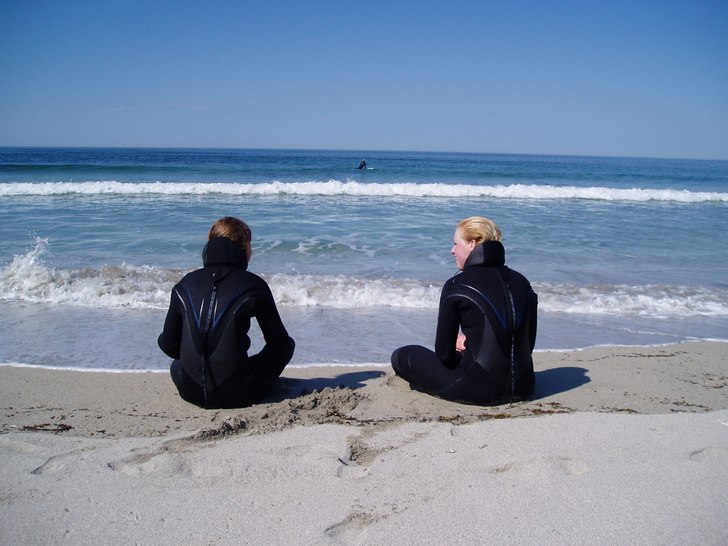 Surfekurs på Unstad i Lofoten, gav mersmak:). Foto: Robert Tellvik. Åkare: Tonje og Marte.
