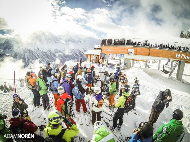 Ett gäng skibums vid liftöppning i Chamonix efte.