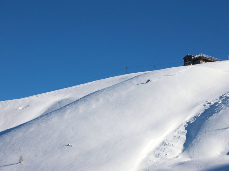 På väg ner från Hübli-restaurangen.
En vecka . Foto: Arvid Hejll. Åkare: Petter Gustavsson.