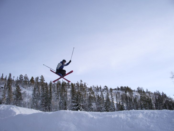 slängde ut skidorna i ett kors under luftresan.. Foto: Michael Wikström. Åkare: Gustaf Wikström.
