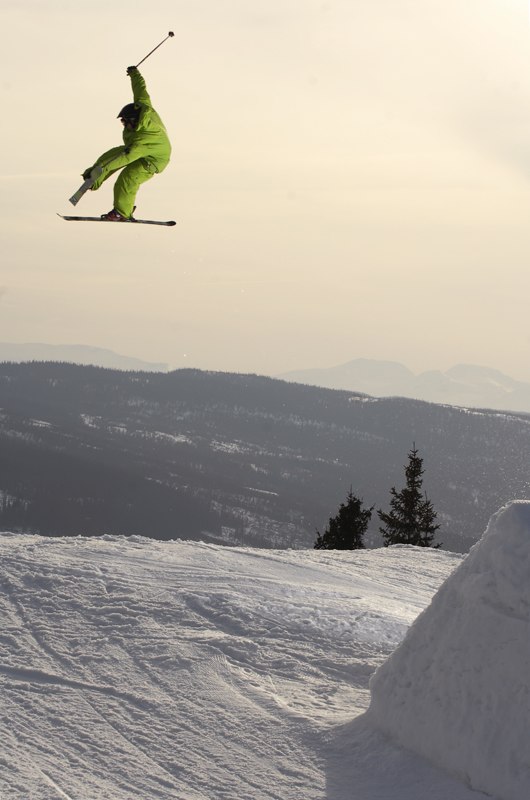Fotosession med Oscar scherlin och Niklas karlstr�. Foto: Mattias Fredriksson. Åkare: Toffe Mattsson.