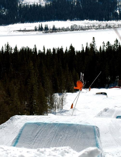 Jämt finnen hoppar och gör någon sorts under fl. Foto: Adam Falk. Åkare: Anton Silvola.