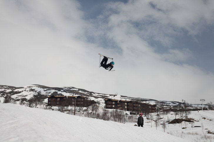 Påsken i bilder. Magnus Liabø i lufta.
.