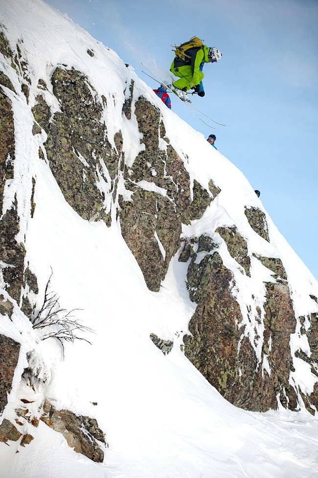 Litt morsom skikjøring mellom heisene hjemme i He. Foto: Kalle Hägglund. Åkare: Ole-Kristian Strøm.