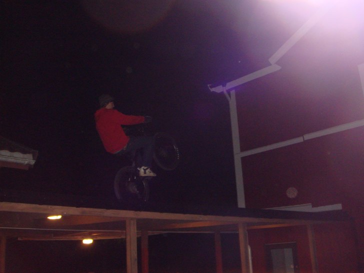 jobbigt att klättra upp med cykeln oxå... . Foto: Anders and. Åkare: Kasper reiderstedt.