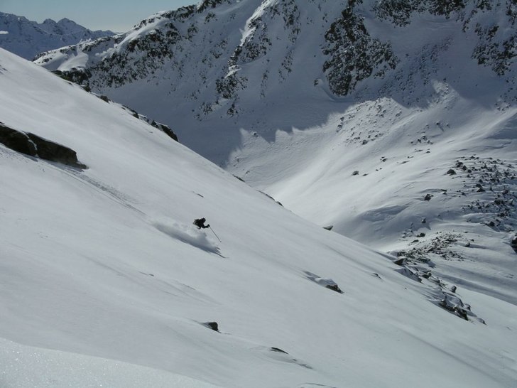 Åker Valle Salza, ett offpiståk på 1730 fallhö. Foto: Anders Wallander. Åkare: Tony Fredriksson.
