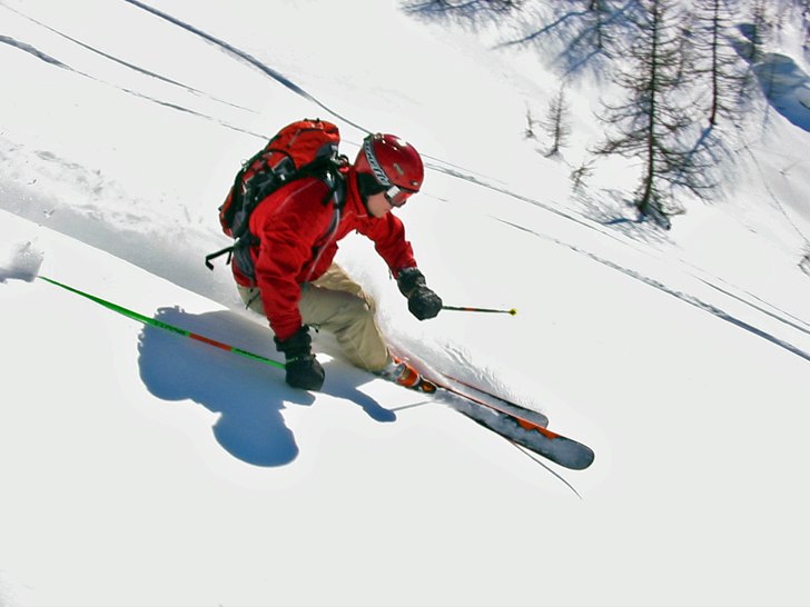 Grane bränner lite färsk snö på väg ner mot C. Foto: Stefan Vikberg. Åkare: Peter "Grane" Grahn.