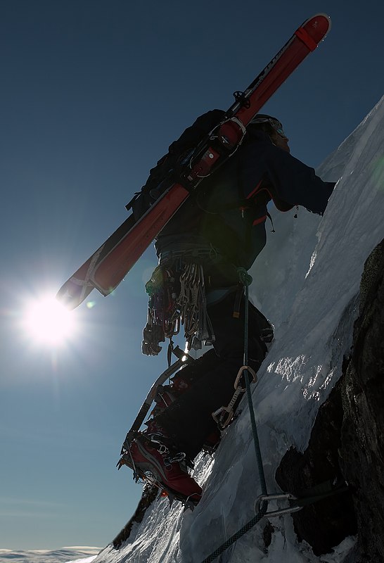 Klättring för att få åka. Foto: Markus Strinning. Åkare: Daniel Carlsson.