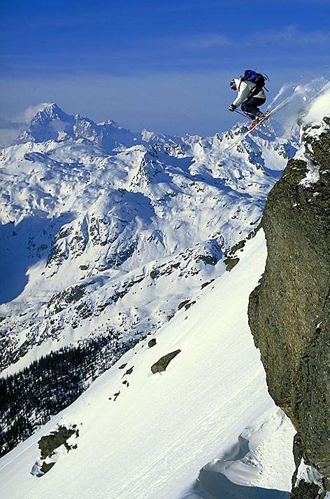 Ola droppar en skön klippa med Mt Blanc, Chamonix. Foto: Jonas Abrahamsson. Åkare: Ola Palmqvist.