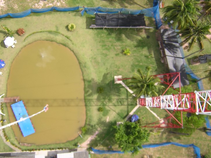 Bungy jump i Thailand... Foto: Thailändare. Åkare: Oscar Sjölin.