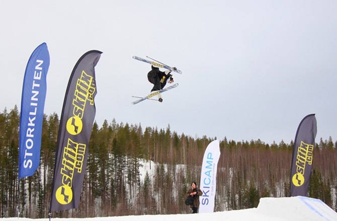 David Torneus fläskar på i Skifix Big Air.. Foto: Ronald Lahti. Åkare: David Torneus.
