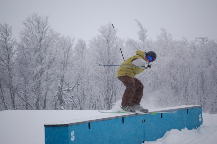 ludde skrapar bort lite snö från boxen. Foto: jag. Åkare: ludde.