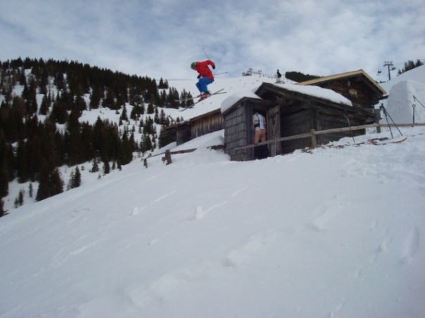 Stor kick över vedbod/utedass.. Foto: Henrik Hoff Ström. Åkare: Philip Gertzell och Lars Bastian Östereng på dass.