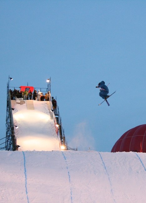 Niclas värmer upp inför kvalet.. Foto: Jesper Hallberg. Åkare: Niclas Karlsson.