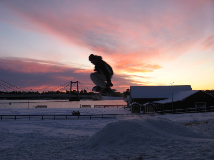 Axel tar en schysst grab ut i den orange/rosa himm. Foto: Fredrik Axelsson. Åkare: Axel Nyqvist.