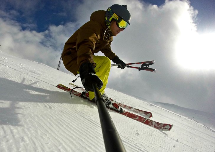 Provkörning av nya skidorna.