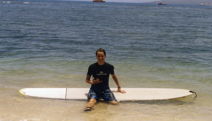 Longboard vågsurf på Maui. Foto: Elisabeth Steen. Åkare: Emelie Andrén Meiton.