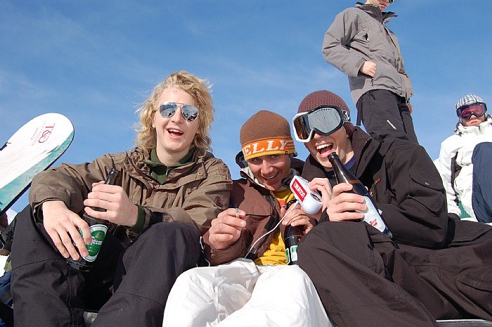 chill på rendl beach. Foto: Alex Rydfjord. Åkare: Mark, Anders och Alex.