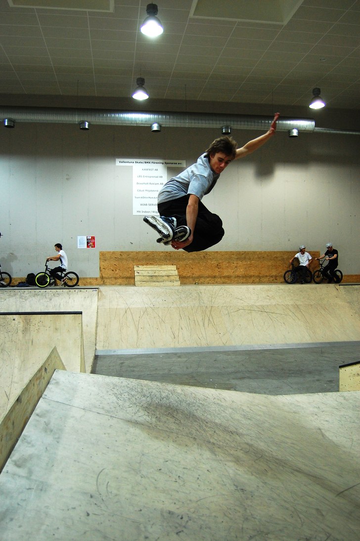 Mute med korsade skates :). Foto: Johanna Eriksson. Åkare: Johan Sjögren.