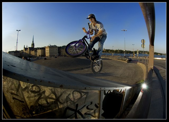 Jonte drar en barspin to fakie på taket av en tra. Foto: Mats Kahlström. Åkare: Jonathan.