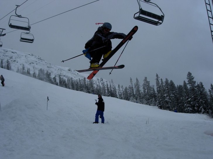 Tar ett litet skutt i ett hemmapulat hopp.. Foto: Wiktor skoglund. Åkare: Samuel uhrdin.