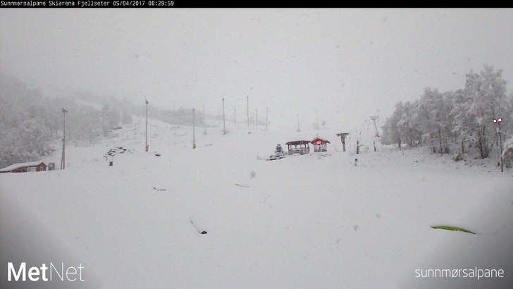 Påskesnøen laver ned på fjellet
Siste døgn har.