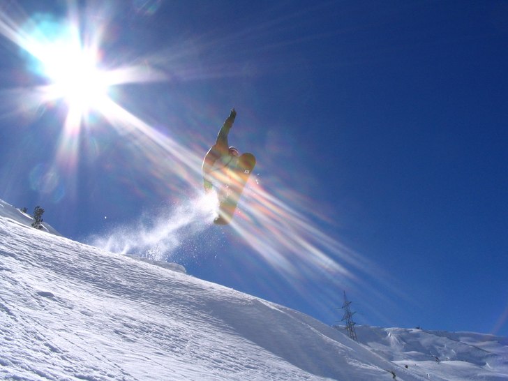 med solen i ögonen o spilld snö överallt. Foto: Lisen Lilliehöök. Åkare: Tristan.