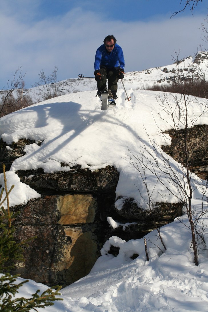 Odd Roar dropper "dørsteinen". Foto: Hans Christian Moi. Åkare: Odd Roar Salamonsen.