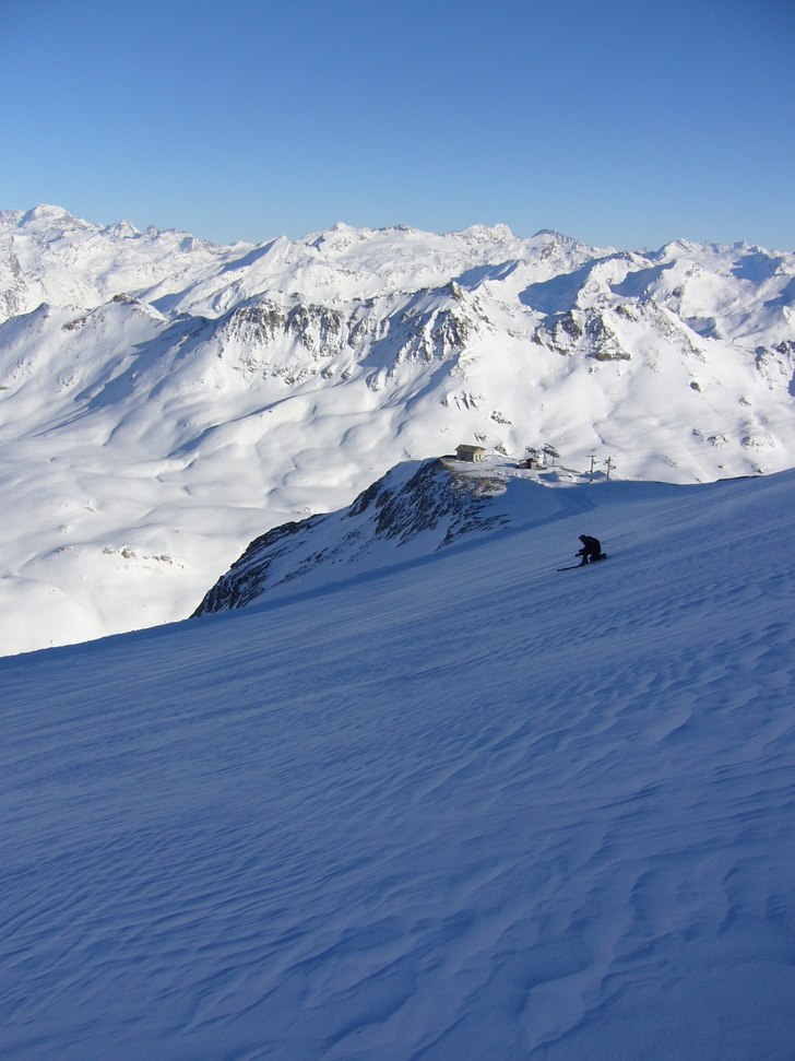 Högfartscruising nerför Grand Motte. Foto: Jesper Petersén. Åkare: Johannes Hagen.