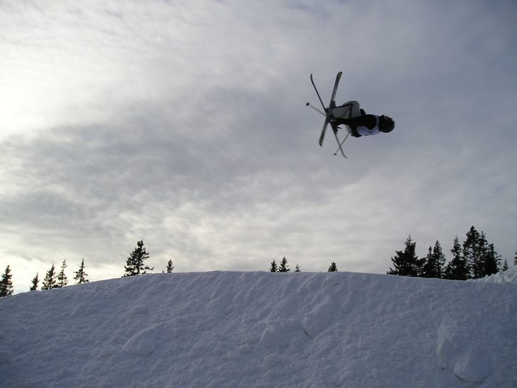Nike slopestyle - b-flip me nått kryss på skidor. Foto: Andreas Furenberg. Åkare: Magnus Eriksson.